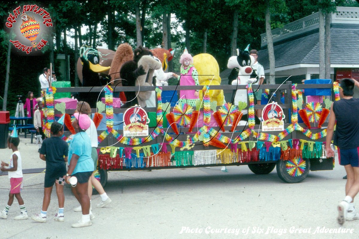 Vintage Six Flags 2532 Bugs Bunny SF Varsity 45 Years -  Hong Kong